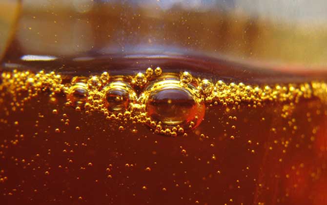 蜂蜜起白泡沫還能吃嗎？少量泡沫很正常，大量泡沫說明已經變質！