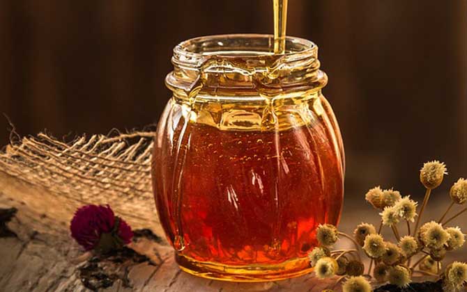 蜂蜜有保質(zhì)期嗎？保質(zhì)期多久？實(shí)際上蜂蜜沒有嚴(yán)格意義的保質(zhì)期！