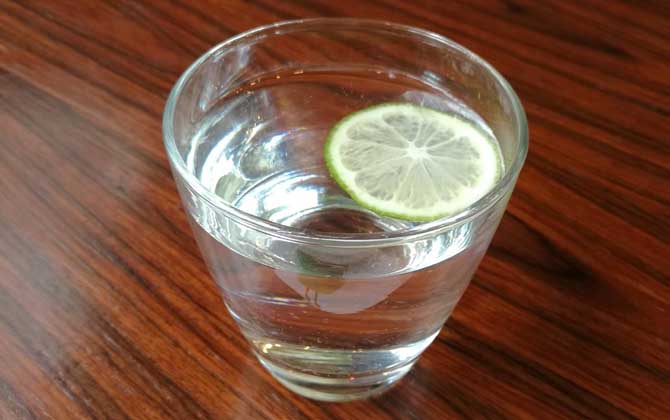 晚上睡前喝蜂蜜檸檬水好嗎？