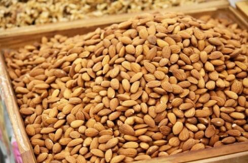 杏仁拌蜂蜜的功效，蜂蜜炒杏仁治療什么??？