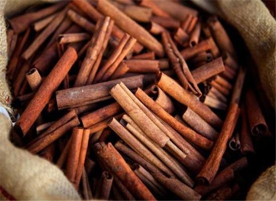 肉桂和蜂蜜的功效與作用，肉桂蜂蜜水能治狐臭嗎?