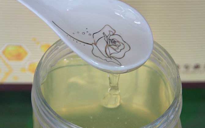 紫云英蜂蜜和洋槐蜂蜜哪個(gè)好（紫云英蜂蜜和洋槐蜂蜜的對比）